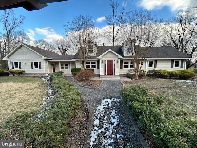 view of front facade with a front lawn