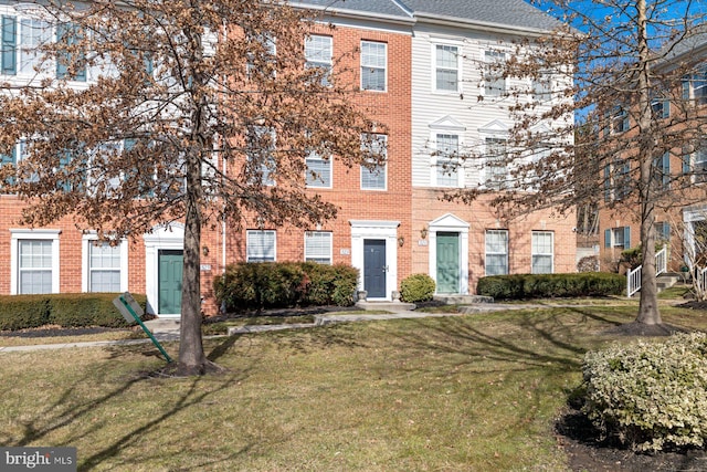 view of front of property with a front lawn