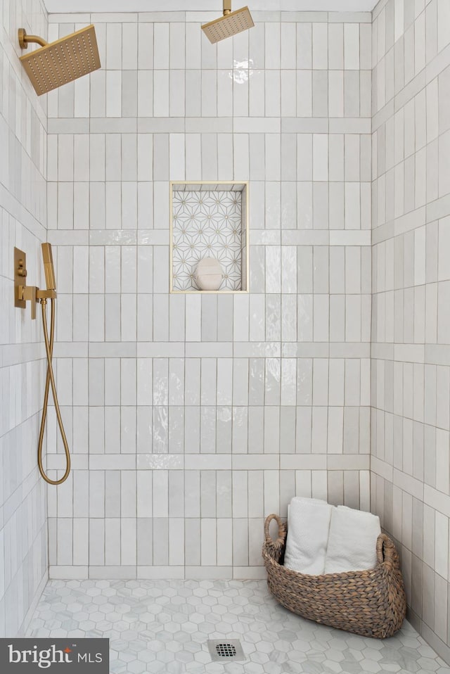 bathroom featuring a tile shower