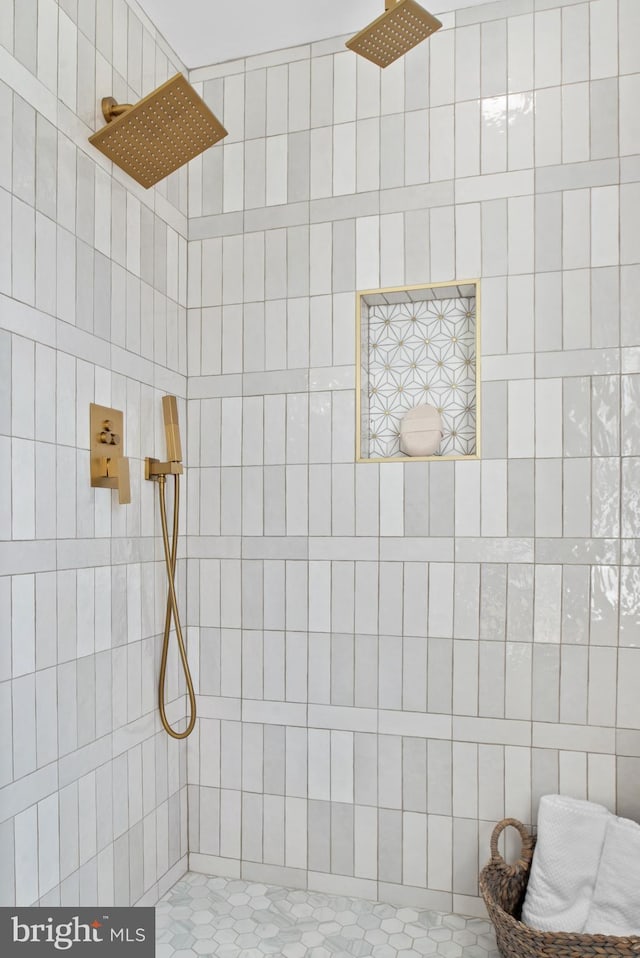 bathroom featuring a tile shower