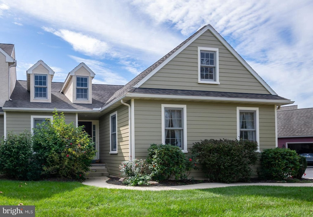 view of front facade with a front lawn