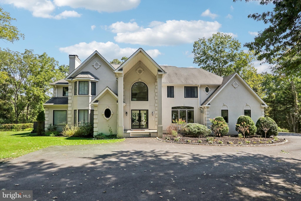 view of front of house featuring a front lawn