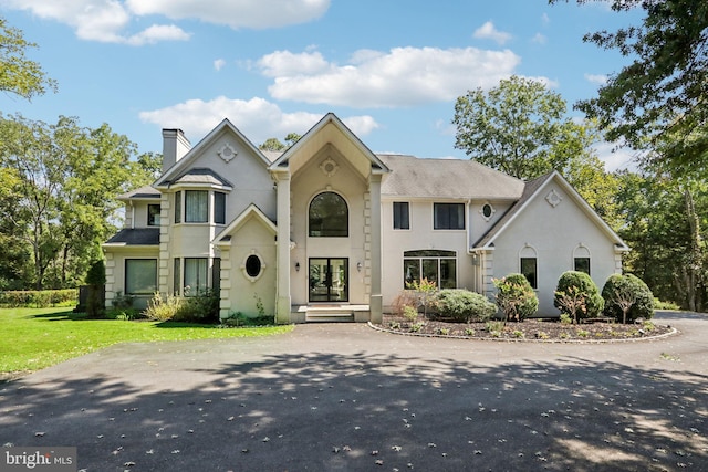 view of front of house featuring a front lawn