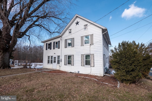 view of front facade featuring a front yard