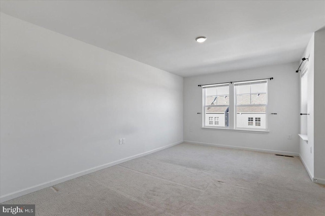 carpeted empty room featuring a barn door