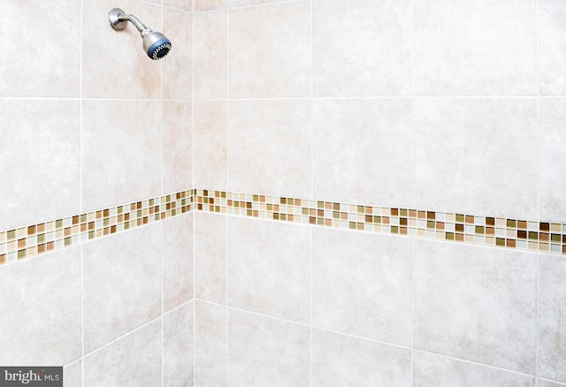 interior details with a tile shower