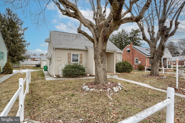 view of front of home featuring a front lawn