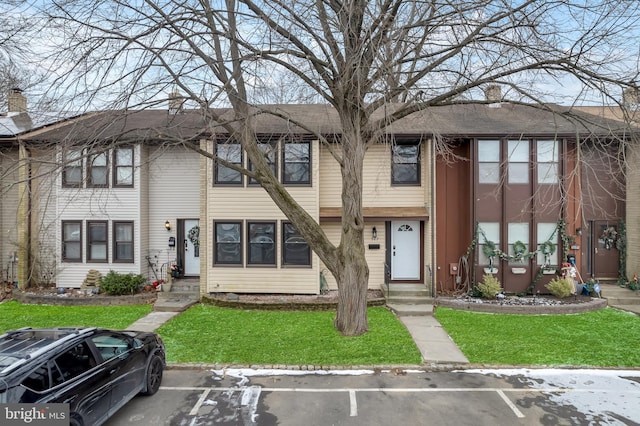 townhome / multi-family property featuring a front yard