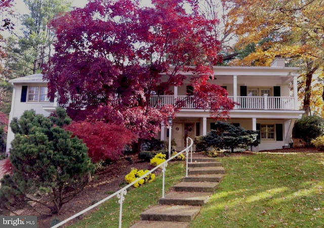 view of front of house with a front lawn