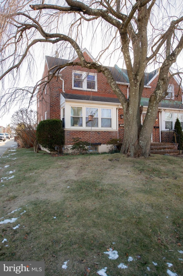 view of front facade with a front yard