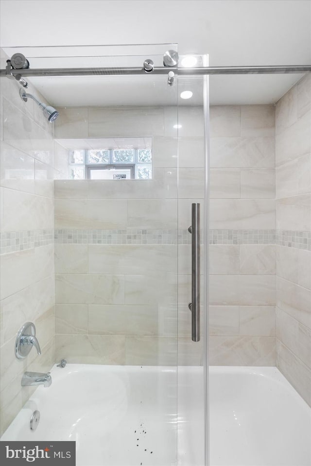 bathroom with tiled shower / bath