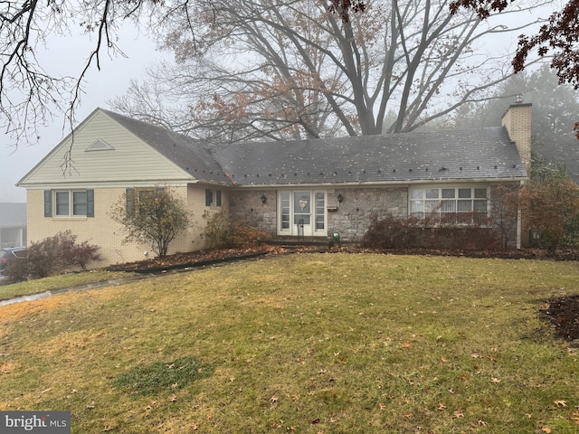 view of front facade with a front yard