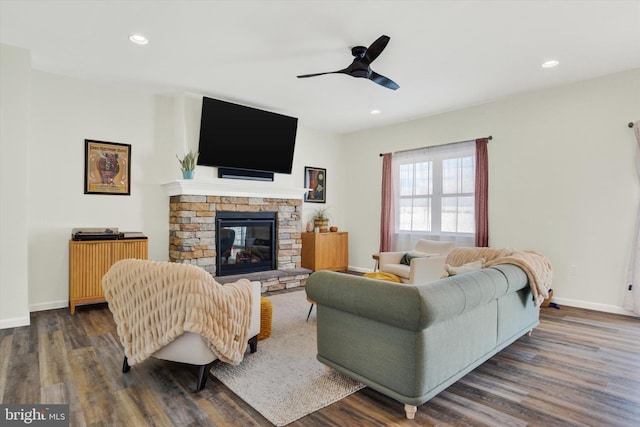 living area featuring recessed lighting, baseboards, dark wood-type flooring, and a ceiling fan