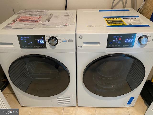 laundry room featuring light tile patterned flooring and independent washer and dryer