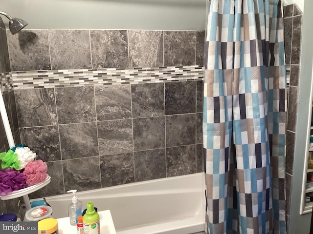 bathroom with shower / tub combo