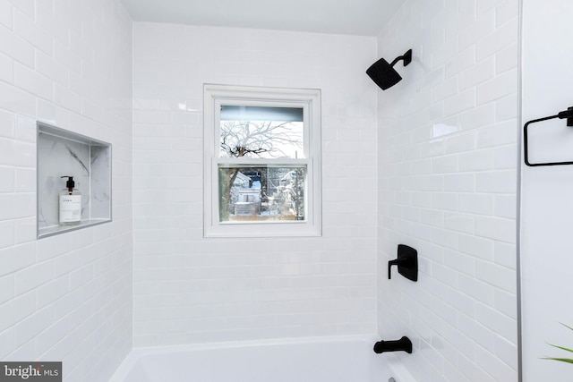 bathroom with tiled shower / bath