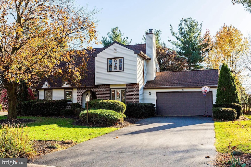 view of front facade featuring a garage and a front lawn