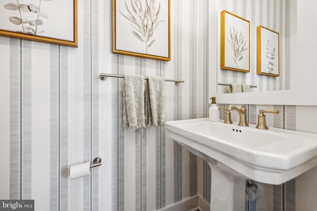 bathroom featuring sink