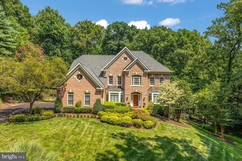 view of front of property with a front yard