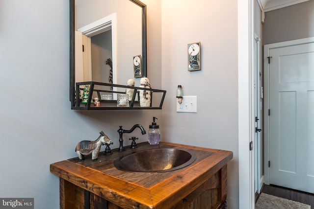 bathroom featuring sink