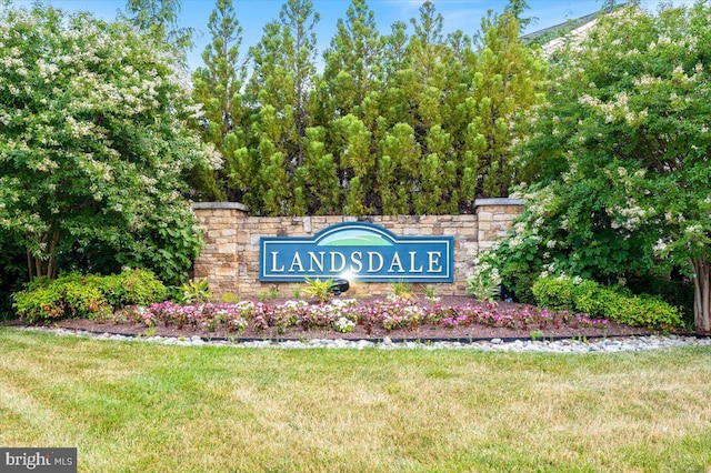 community sign with a lawn