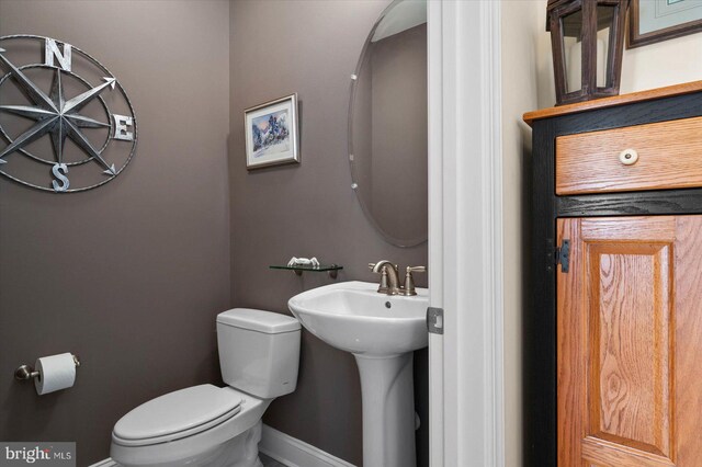 bathroom featuring sink and toilet