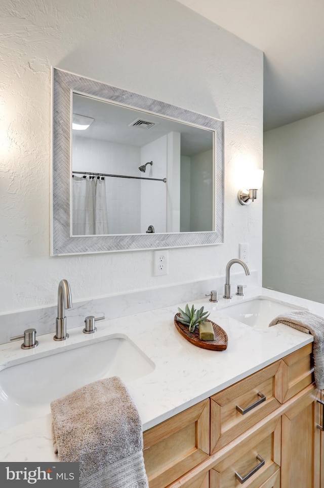 bathroom with a shower with shower curtain and vanity