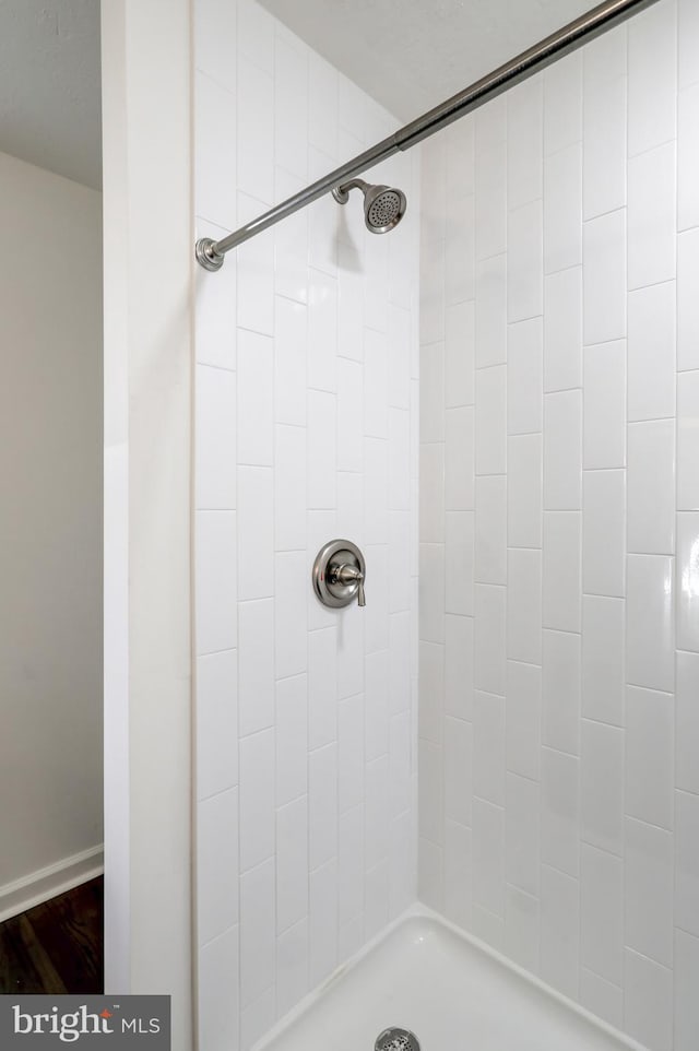 bathroom featuring a tile shower