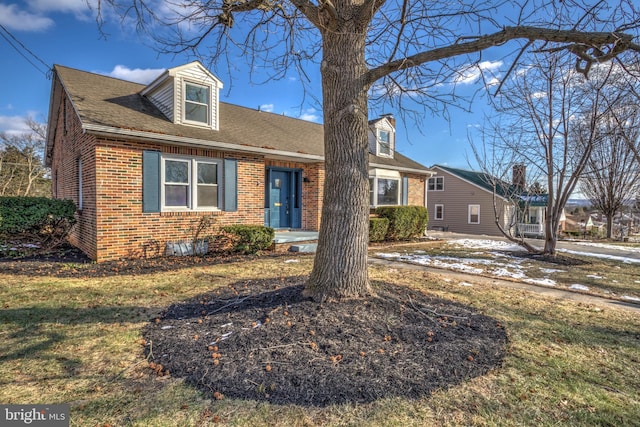 view of front of house with a front lawn