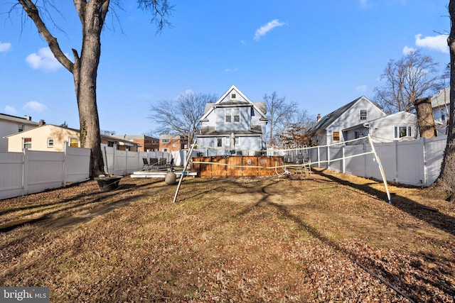 view of yard featuring a pool