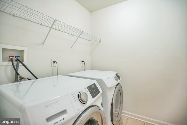 laundry room featuring light tile patterned floors and independent washer and dryer