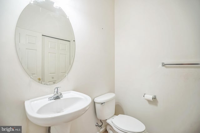 bathroom featuring toilet and sink