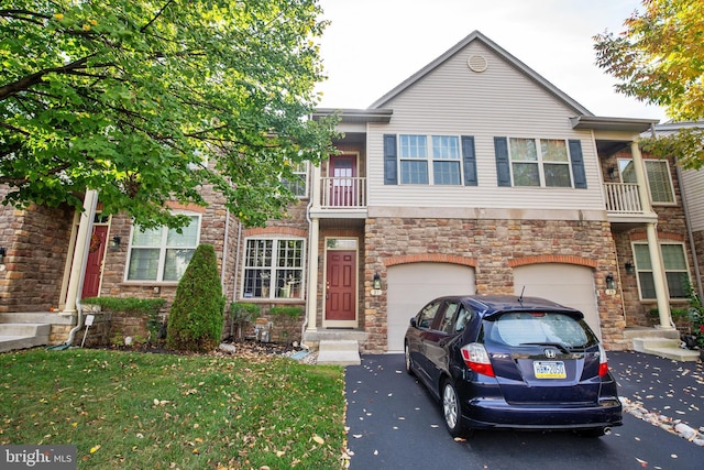 view of front of home featuring a front lawn and a garage