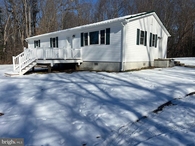 manufactured / mobile home with a wooden deck