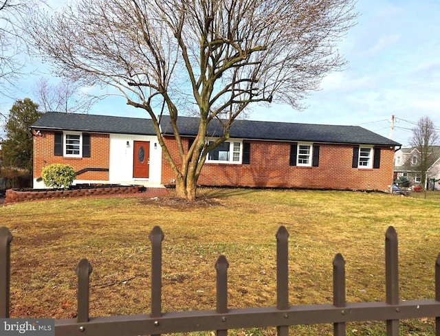 ranch-style house featuring a front yard