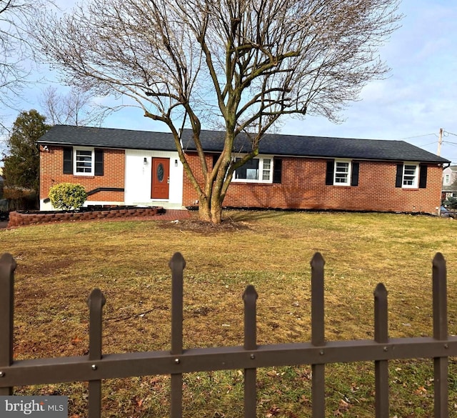 ranch-style house featuring a front yard