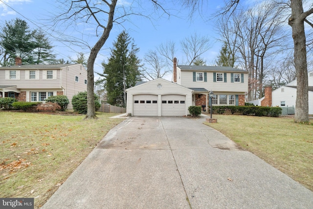 view of front of property featuring a front lawn