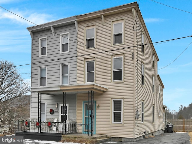 view of front facade with covered porch