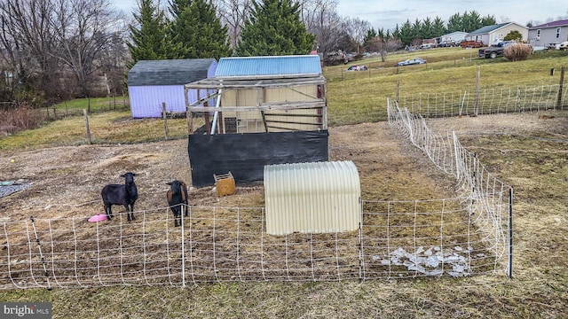 view of yard featuring an outbuilding