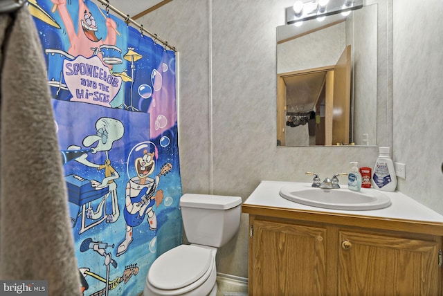 bathroom featuring a shower with shower curtain, vanity, and toilet