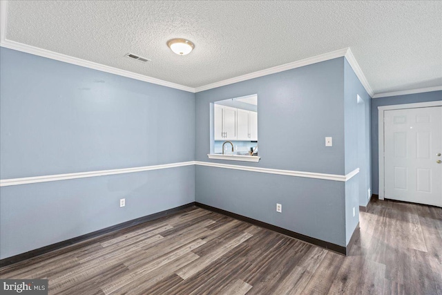 unfurnished room featuring sink, dark hardwood / wood-style flooring, a textured ceiling, and crown molding