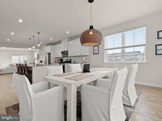 dining area featuring recessed lighting, visible vents, baseboards, and light wood-style flooring