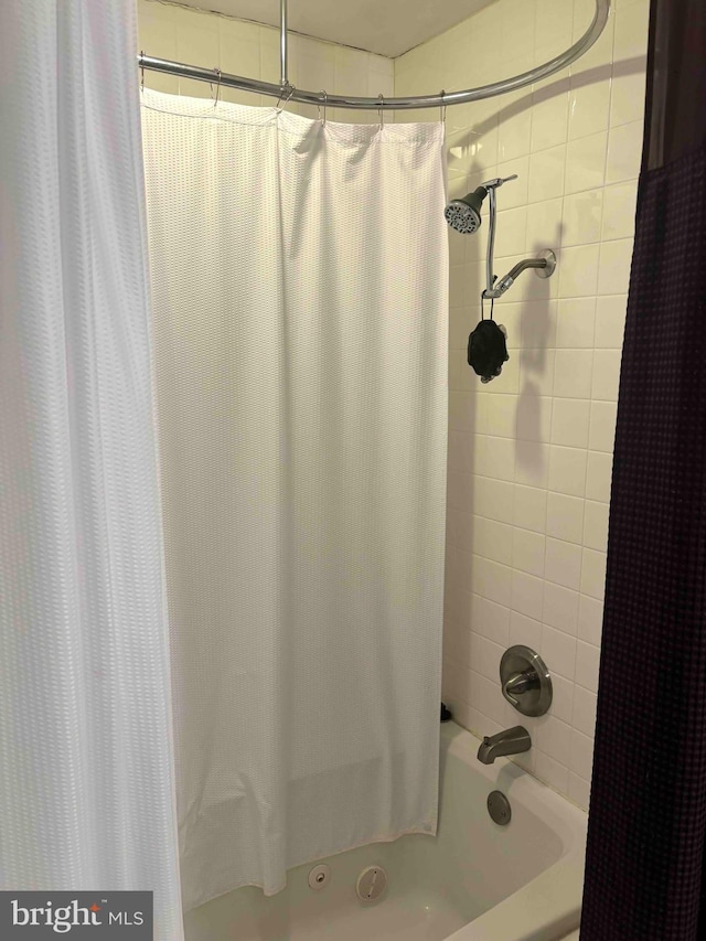 bathroom with shower / tub combo