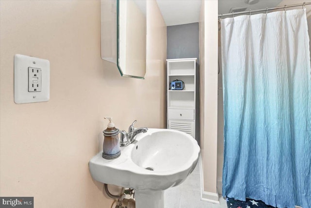 bathroom featuring sink