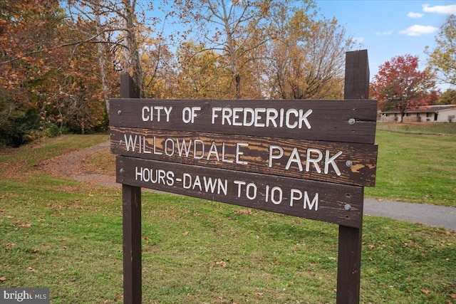 community sign with a yard