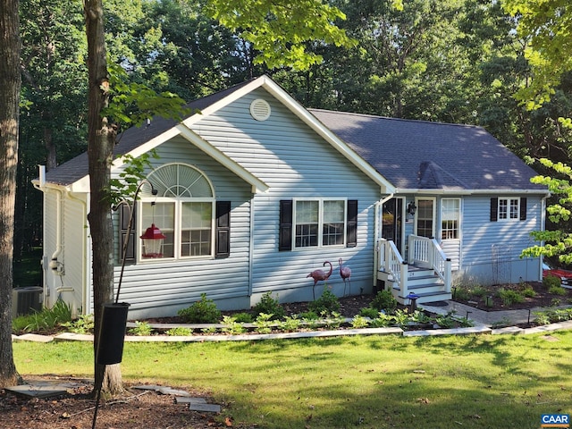 view of front of house featuring a front lawn