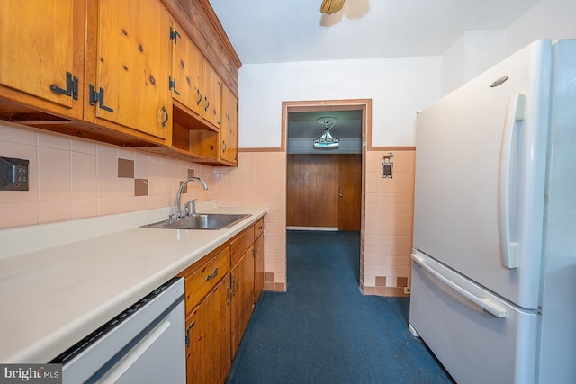 kitchen with white fridge, sink, ceiling fan, and dishwashing machine