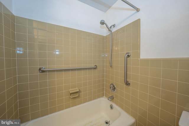 bathroom featuring tiled shower / bath combo