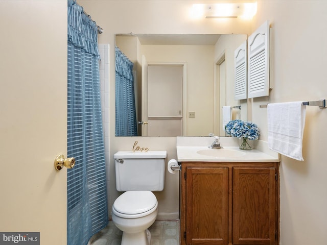 bathroom with a shower with curtain, vanity, and toilet