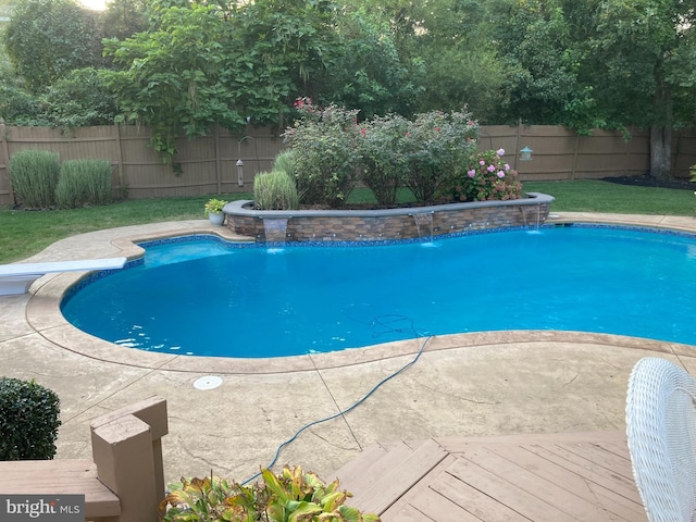 view of pool featuring pool water feature